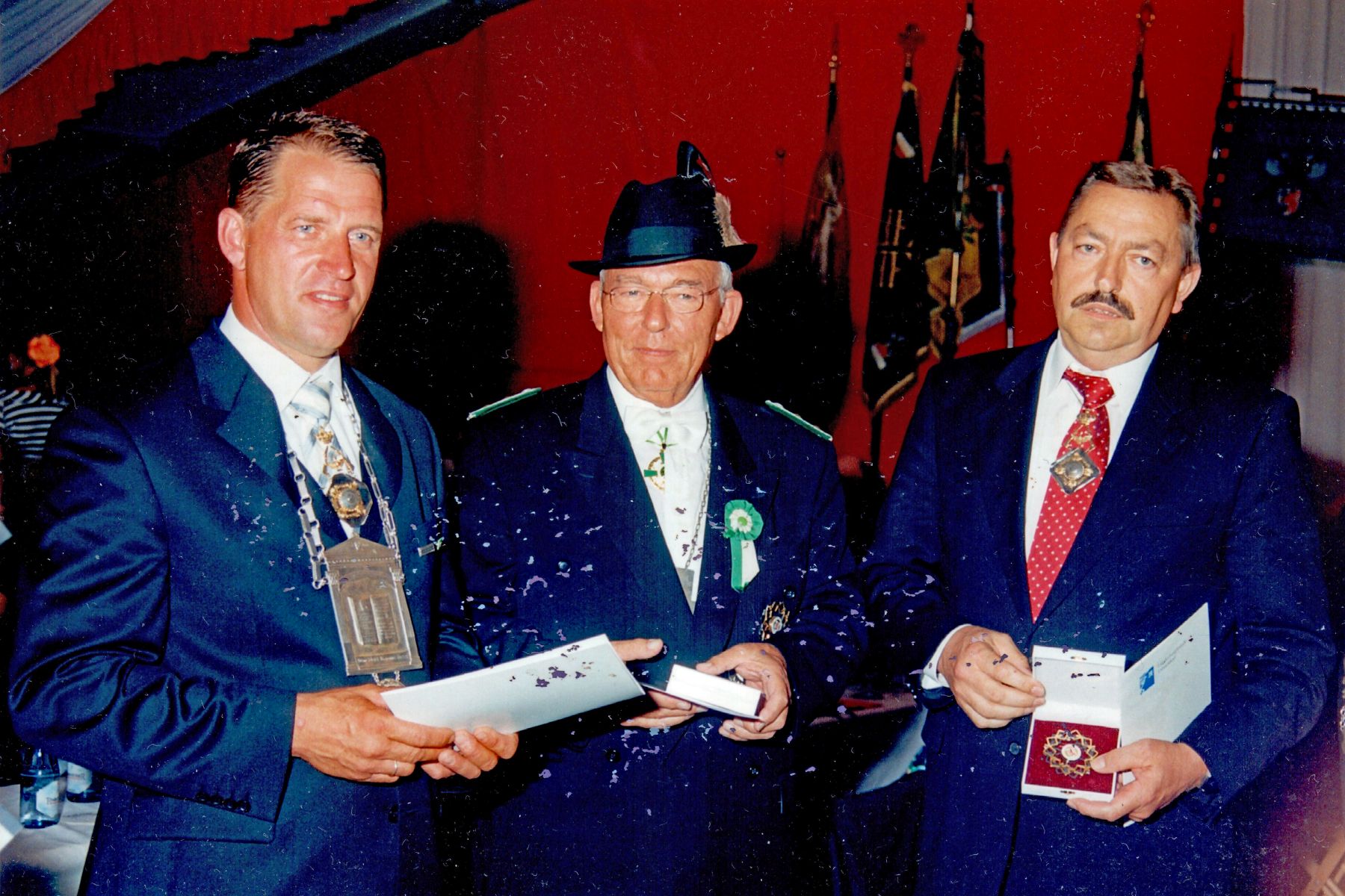 v.l.n.r. Willi Andree, Klaus Jansen, Hans-Peter Leuchten mit Stadtorden