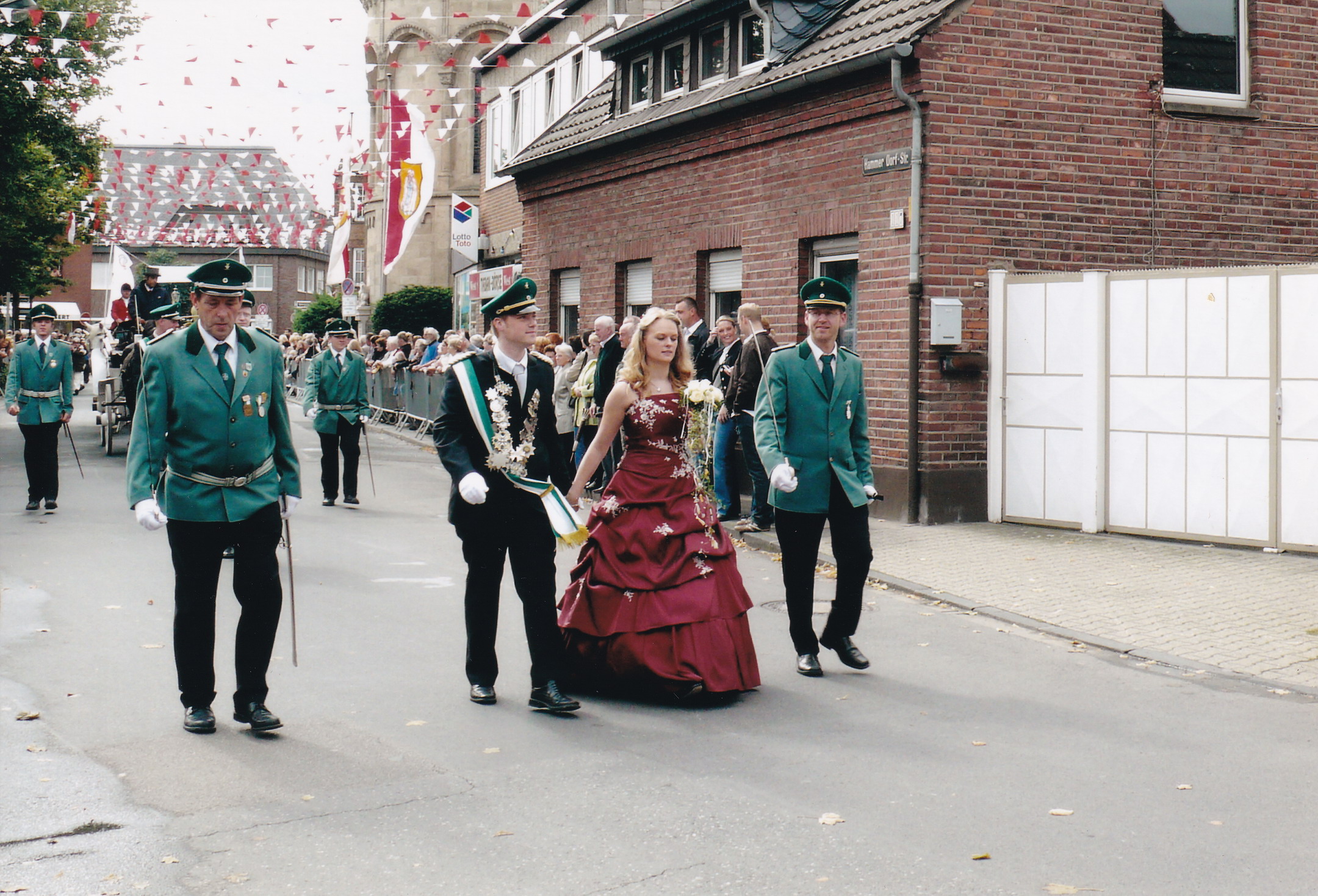 Dünscheder Königspaar im Schützenumzug