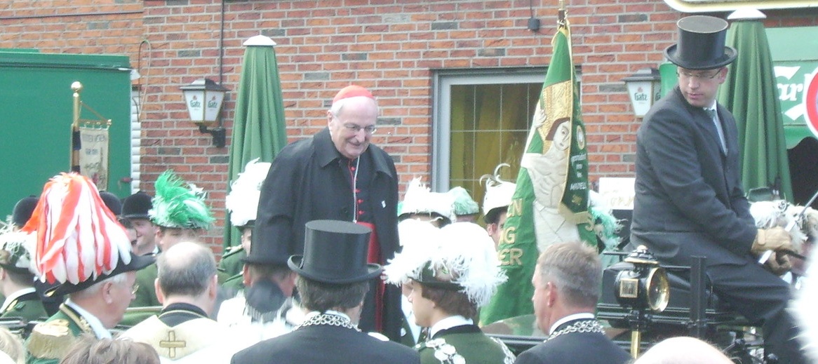 Joachim Kardinal Meißner beim Einstieg in die Kutsche