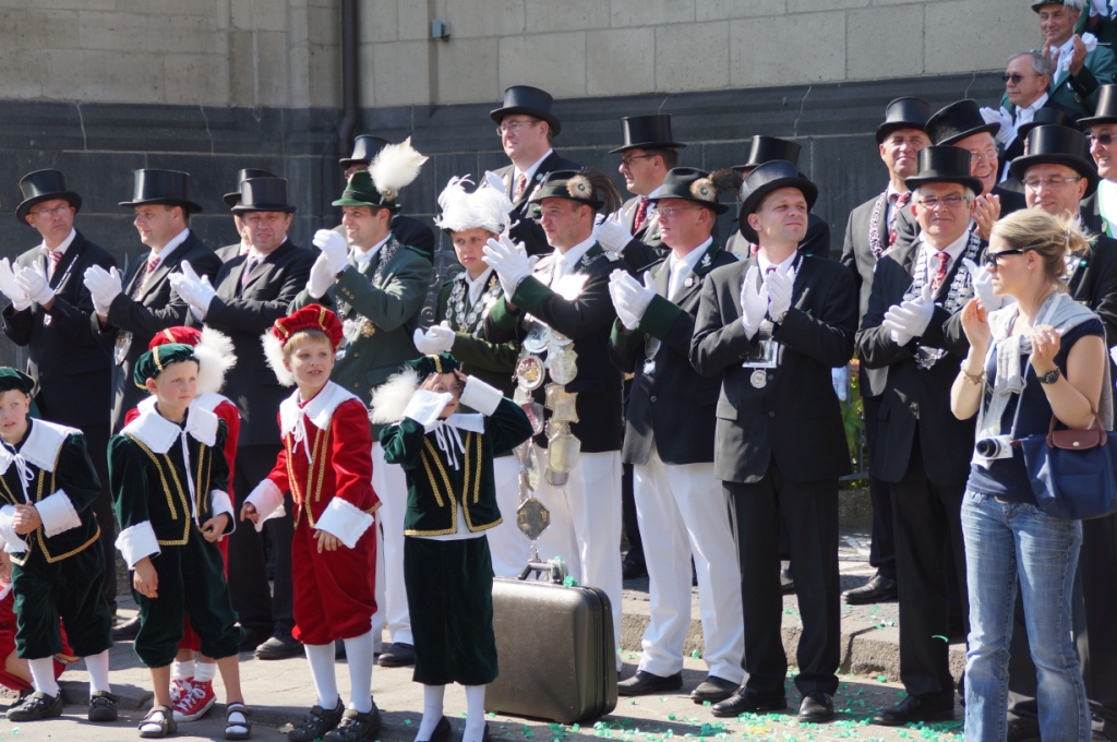 Königspaar, Brudermeisterpaare und Vorstand bei der Abnahme der Parade